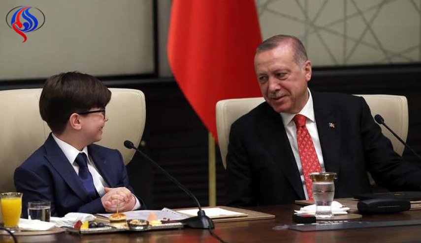 أردوغان يتنحى عن منصبه رمزيا لصالح طفل