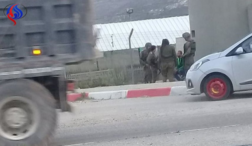 الاحتلال يعتقل فلسطينييْن قرب القدس بتهمة حيازة السلاح