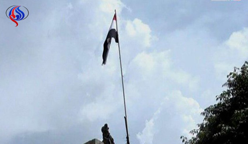 رفع العلم السوري في مخيم اليرموك