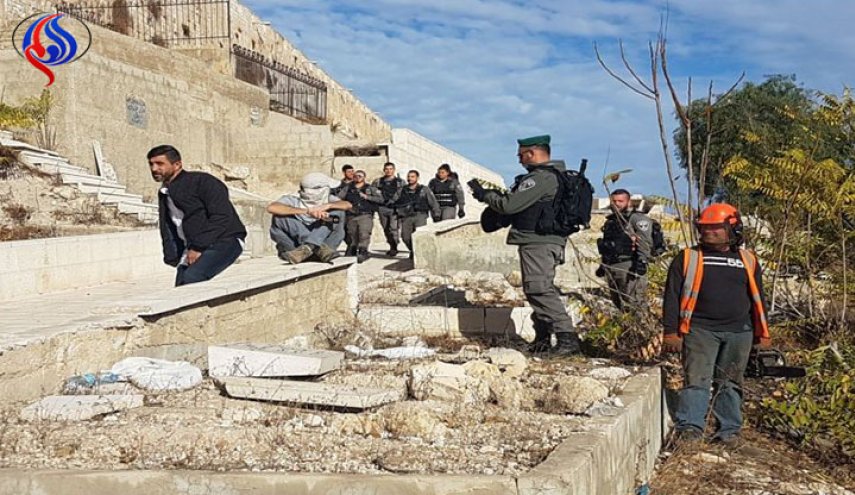 الاحتلال الصهيوني لليوم الرابع ينتهك حرمة مقبرة باب الرحمة بالقدس