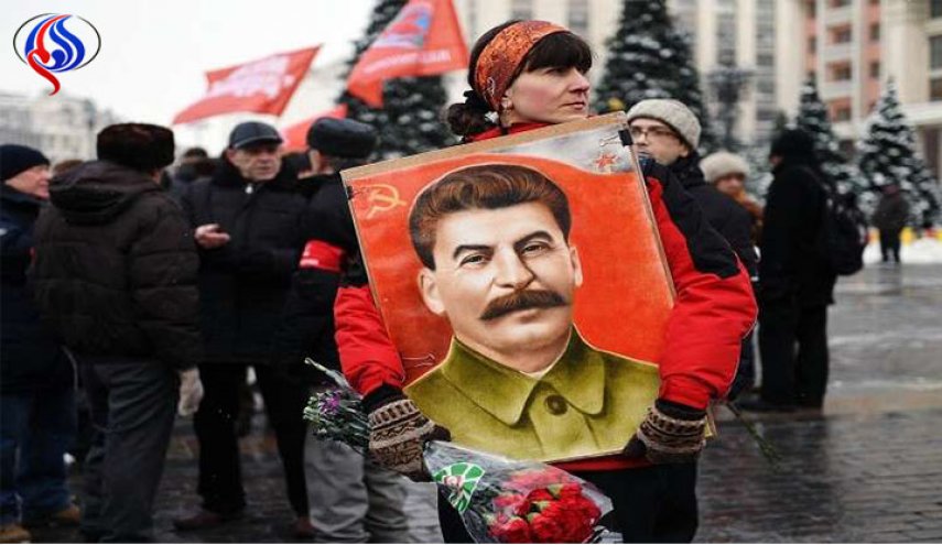 متظاهرون يرفعون صور ستالين أثناء مسيرة في لندن