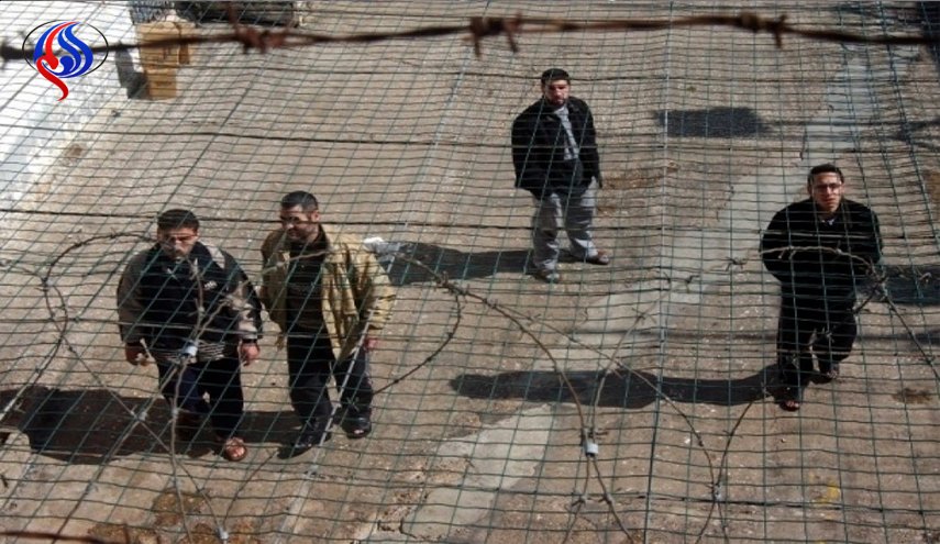 الاحتلال يعتدى على أسرى فلسطینیین في سجن 