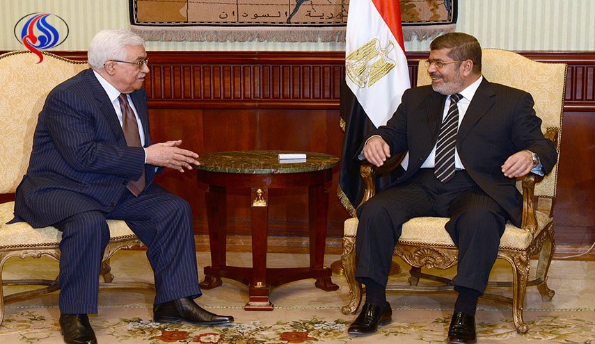 مقربون لمرسي يكشفون تفاصيل لقائه عباس ويردون على اتهامه