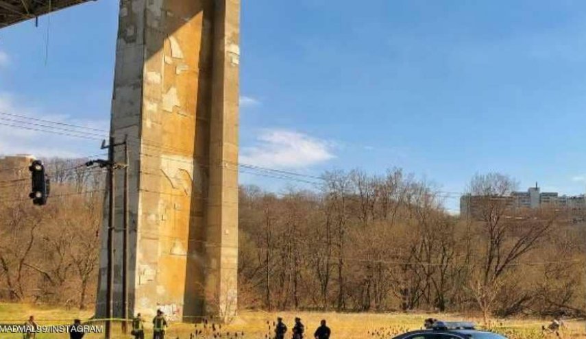 سيارة تتدلى من أحد الجسور في كندا والشرطة تعتقد بأنها مزحة
