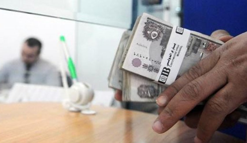 المصريون يسحبون مدخراتهم من البنوك بسبب تعويم الجنيه 