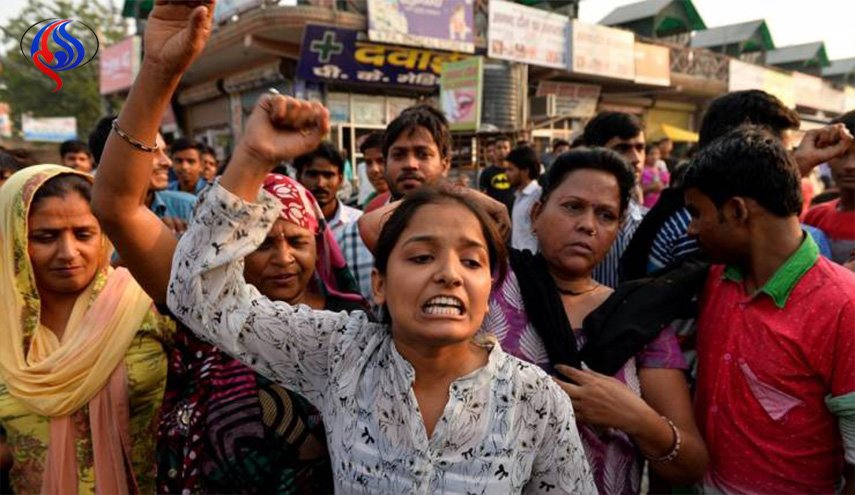 اعتقال 14 شخصا بعد اغتصاب وقتل فتاة هندية وحرقها 