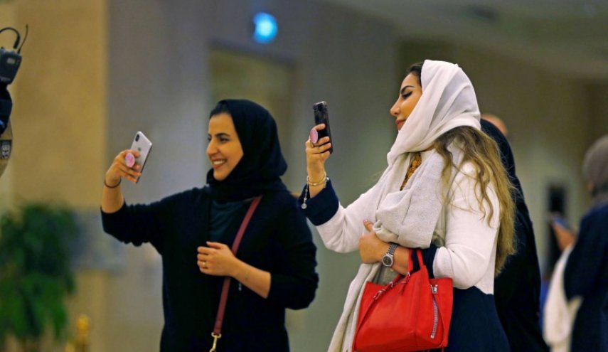 هيئة سعودية: فتح المتاجر وقت الصلاة وإنهاء الفصل بين الجنسين!

