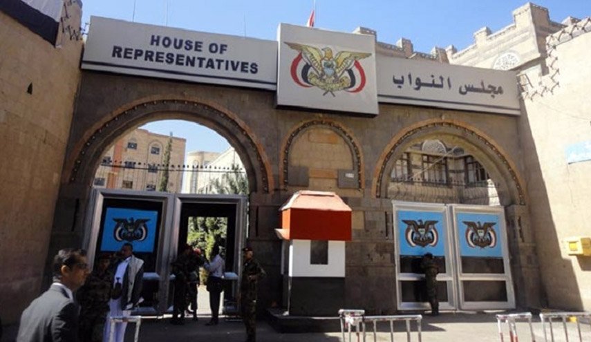 النواب اليمني يدين جريمة استهداف العدوان لمكتب رئاسة الجمهورية