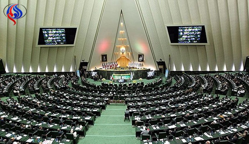 ظريف وصالحي يقدمان إيضاحات في البرلمان حول مستقبل الاتفاق النووي