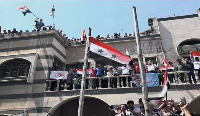 صورة؛قوات ترفع العلم السوري على مبنى مجلس بلدة ببيلا
