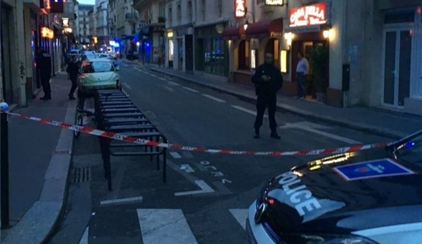 کشته و زخمی شدن 9 نفر در پاریس در حمله ضارب چاقو به دست