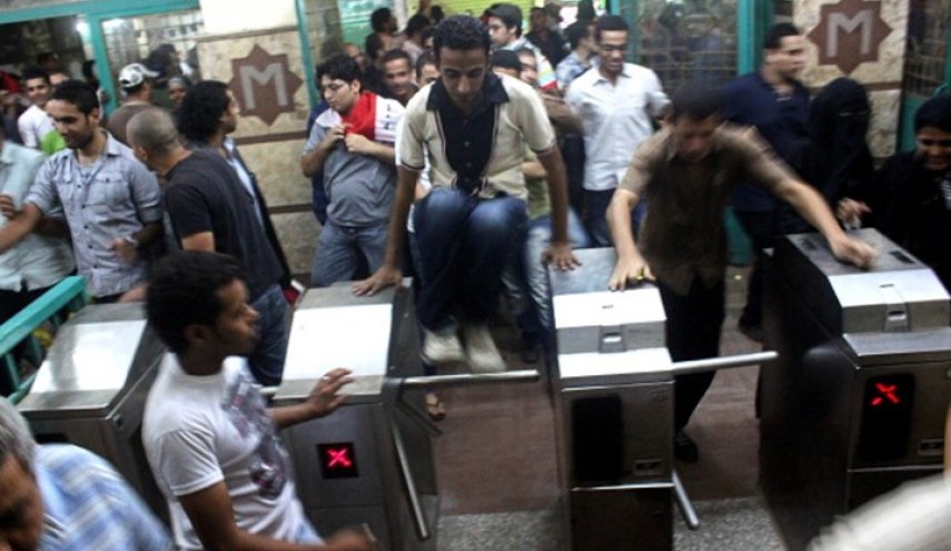 حبس 20 مصريا بتهمة التظاهر ضد زيادة أسعار تذاكر المترو