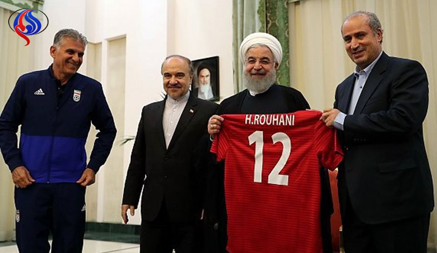 اهدای پیراهن شماره ۱۲ تیم ملی ایران به رییس جمهور