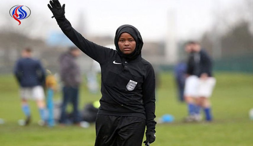 بالصور: أول امرأة مسلمة تؤدي دور حكم في مباراة كرة قدم في بريطانيا!
