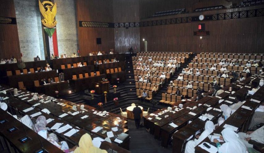 البرلمان السوداني يُسقط عضوية 4 من أعضائه