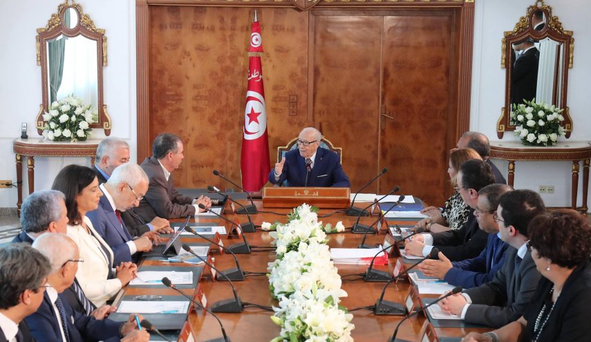 تونس.. السبسي يدعو إلى الإحترام المتبادل حول إقالة الشاهد