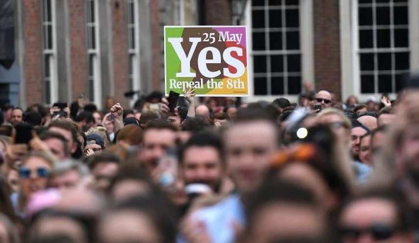 إيرلندا تلغي الحظر على الإجهاض في 