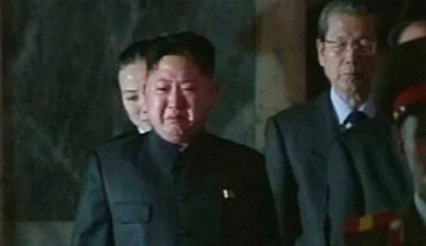 دموع زعيم كوريا الشمالية تنهمر بسبب...؟! 