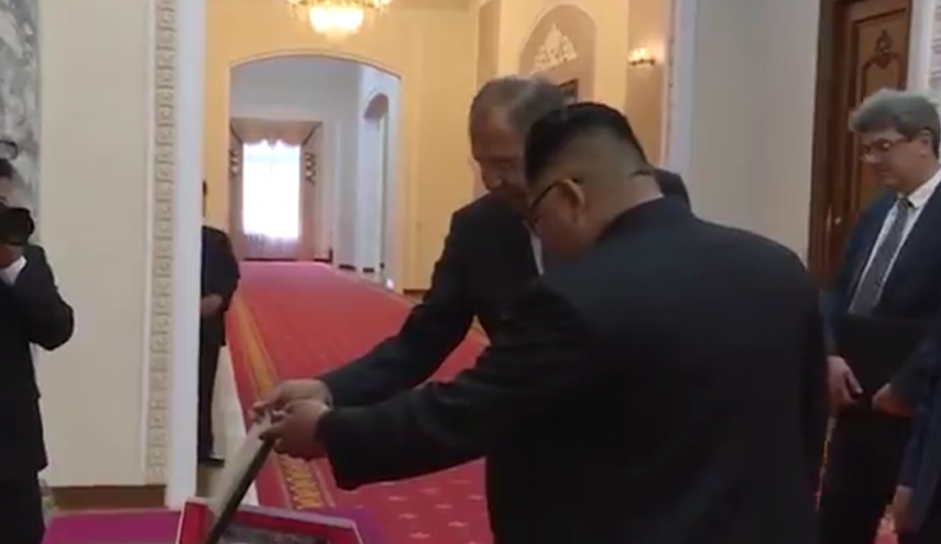 لافروف يقدم هدية لزعيم كوريا الشمالية