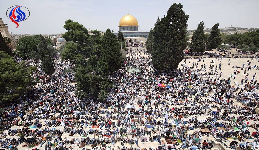 عشرات الآلاف الفلسطينيين يتوافدون على القدس لصلاة الجمعة الثالثة من رمضان