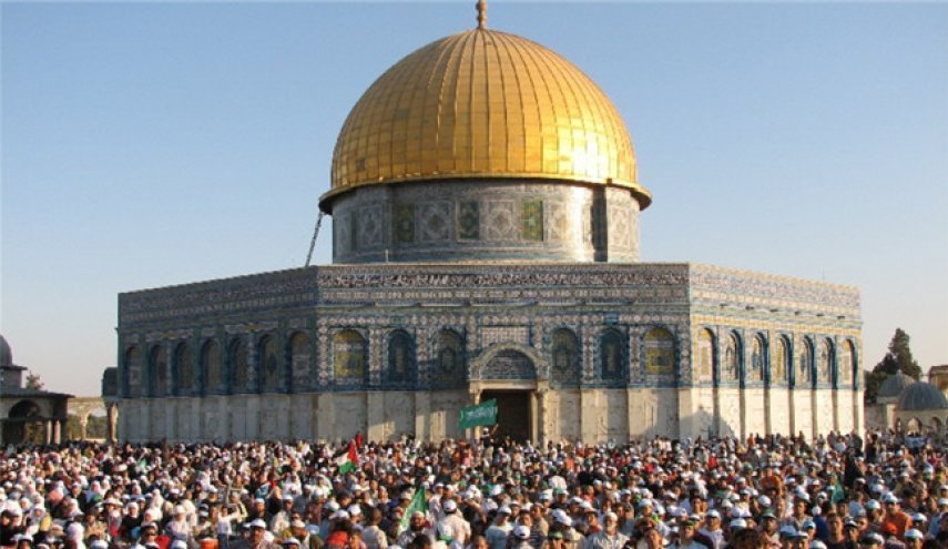 حرکت ده‌ها هزار فلسطینی به سمت مسجد الاقصی در صبح روز «قدس»