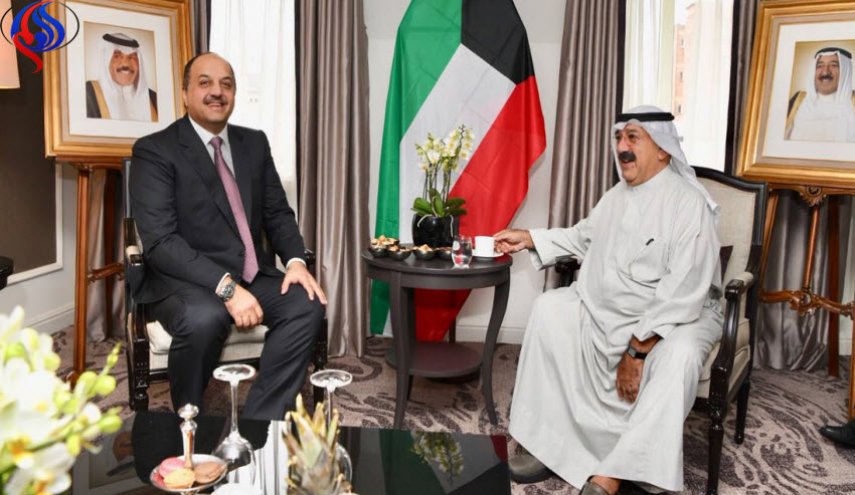 وزيرا دفاع قطر والكويت يبحثان تطورات الأزمة الخليجية