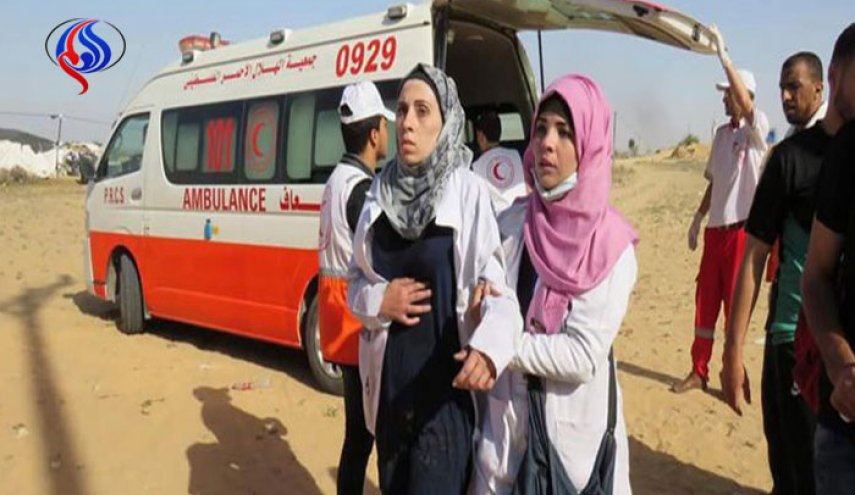 مسعفة فلسطينية تتفاجأ بزوجها مصابًا في مسيرة شرق غزة!!