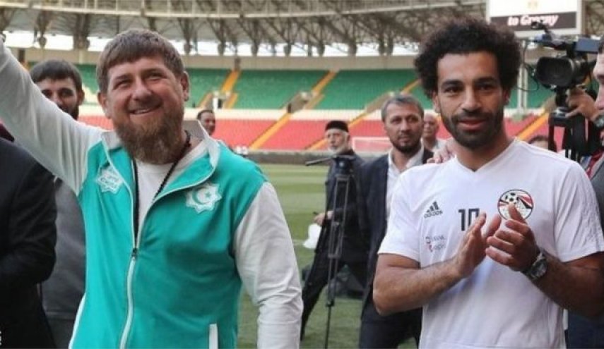 صورة رئيس الشيشان و محمد صلاح سببا للانتقادات!