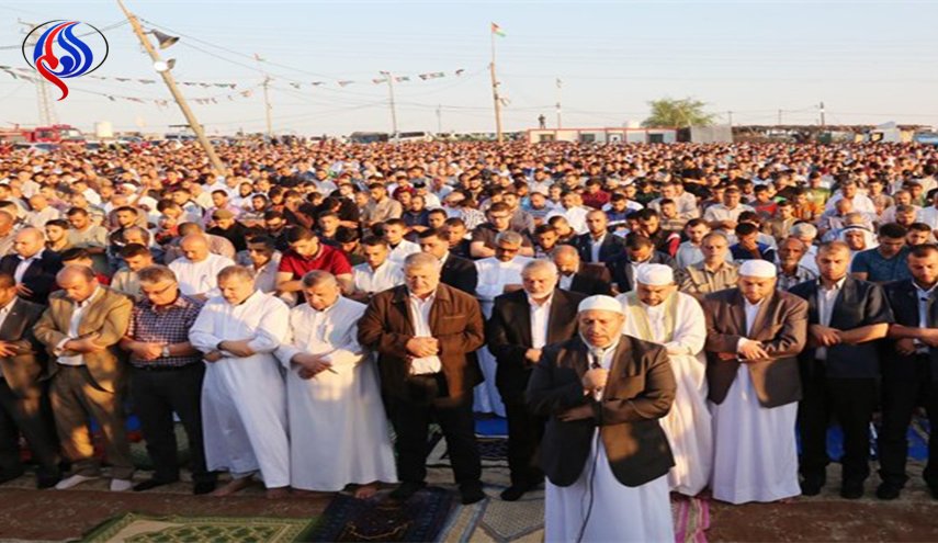 عشرات الآلاف يؤدون صلاة العيد في مخيمات العودة