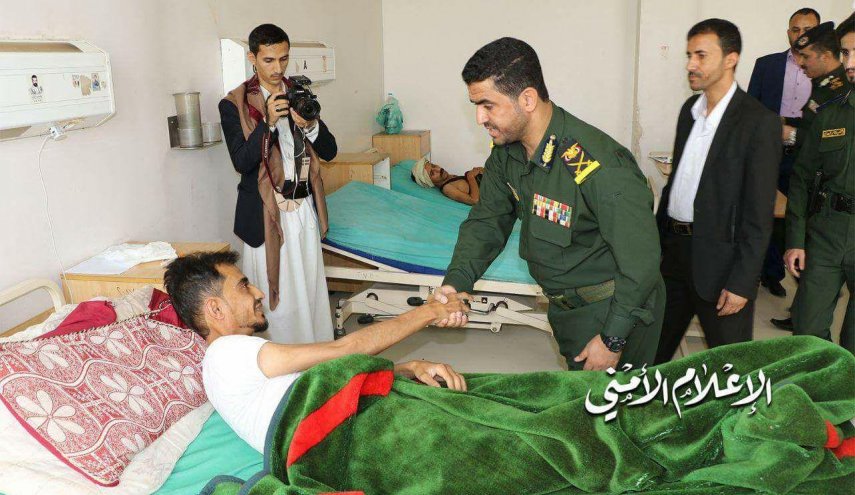 بالصور .. نائب وزير الداخلية اليمني يعايد الجرحى