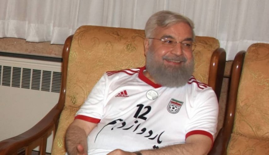 الرئيس روحاني يرتدي قميص المنتخب الوطني لكرة القدم