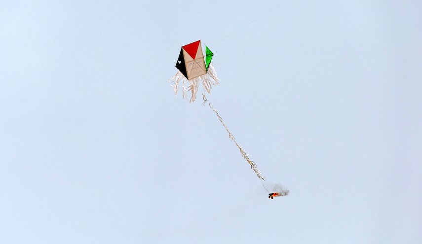 دعوات لاستقالة نتنياهو عقب فشله في منع إطلاق طائرات غزة الورقية
