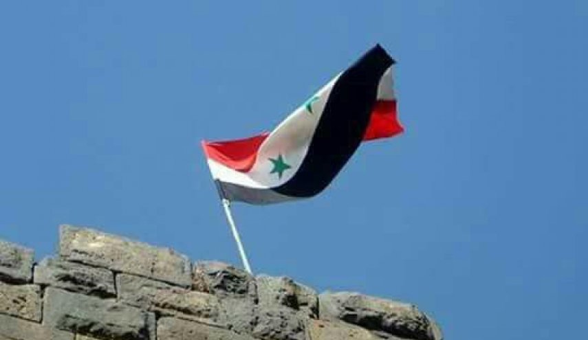 شاهد..المسلحون يرفعون العلم السوري فوق قلعة بصرى الشام بريف درعا