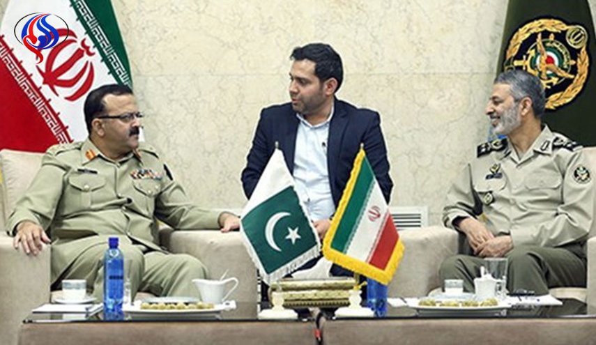 قائد الجيش الايراني يدعو لتطوير التعاون بين القوات المسلحة الايرانية والباكستانية