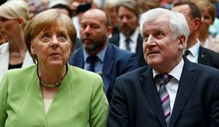 توافق «مرکل» و «زیهوفر» و نجات دولت ائتلافی آلمان از خطر انحلال 