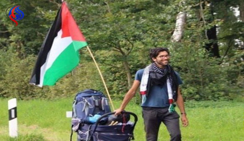 عباس يمنح الجنسية الفلسطينية للناشط السويدي لادرا