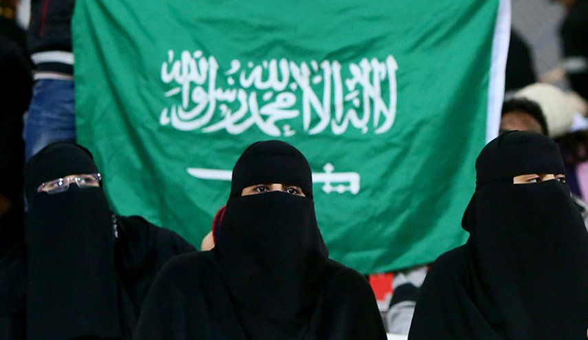 السعودية..جدل واسع حول حقوق المرأة في السفر