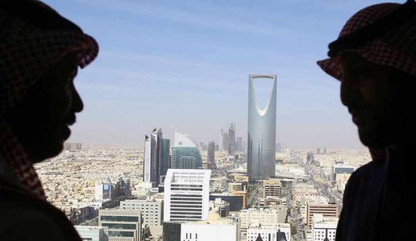 الاقتصاد السعودي يهوي والعمالة الأجنبية تغادر