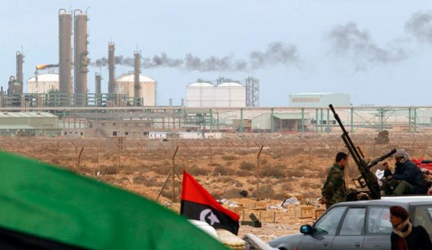 المسلحون يخطفون 4 موظفين في حقل نفطي جنوب ليبيا