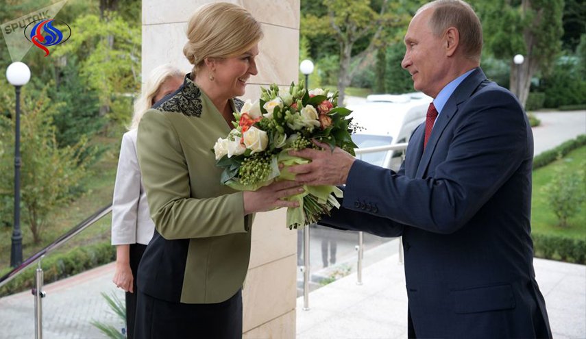 رئيسة كرواتيا تدعو الروس لتشجيع فريقها وتهدي بوتين قميص منتخبها
