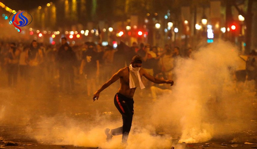 قهرمانی فرانسه در جام جهانی/ درگیری پلیس با هواداران و شلیک گاز اشک آور