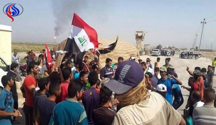 محتجون يتجمعون عند مدخل حقل الزبير جنوب العراق  