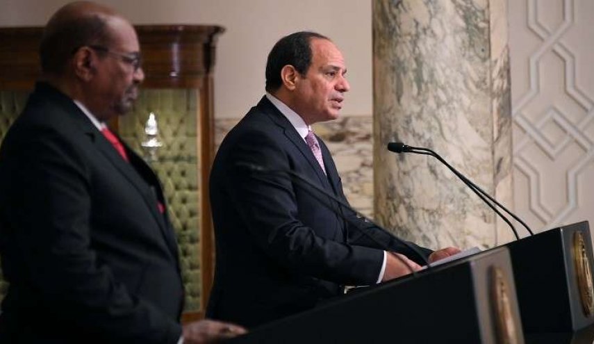 السيسي للبشير: الروابط بين مصر والسودان لا توجد بين سواهما
