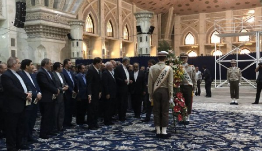 ادای احترام ظریف، معاونان و رؤسای نمایندگی‌های ایران در خارج از کشور به مقام شامخ امام راحل (ره)