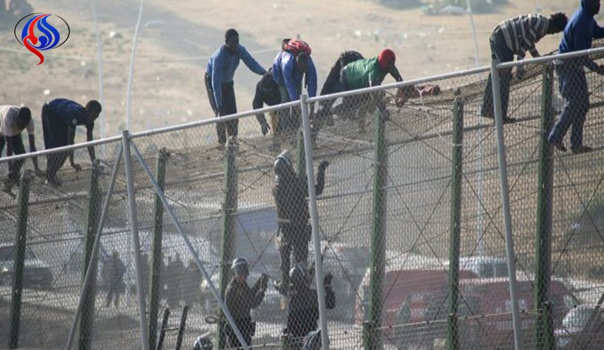 400 مهاجر غير شرعي يقتحمون جيب سبتة الإسباني في المغرب