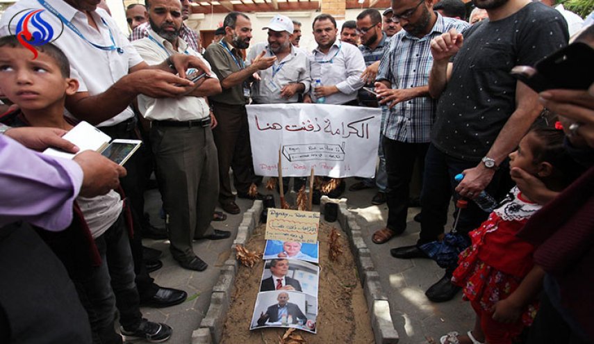 1000 موظف بالأونروا يهددون بالإضراب عن الطعام في غزة