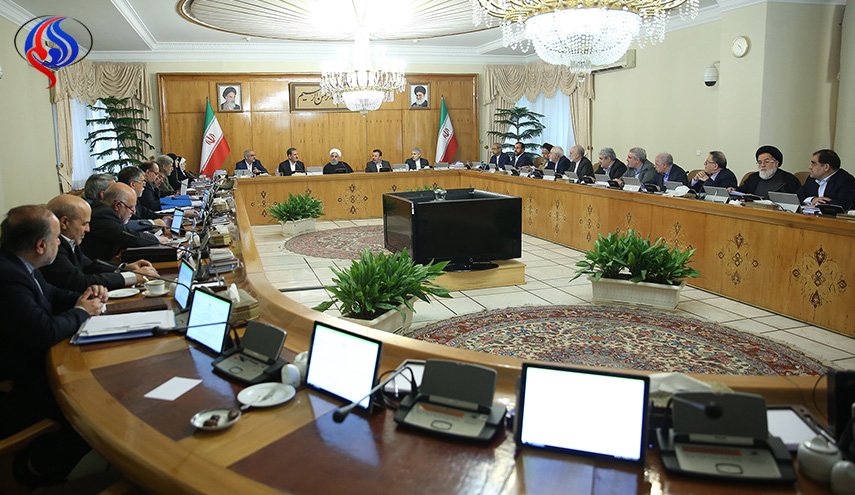 مجلس الوزراء الايراني يصدر قرارات مهمة لتنظيم سوق العملة الاجنبية