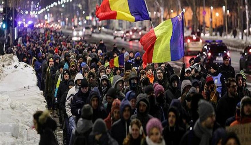 الآلاف يحتجون في رومانيا للمطالبة باستقالة الحكومة