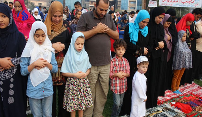  صلاة النساء بجانب الرجال بالعيد تثير جدلًا في مصر!

