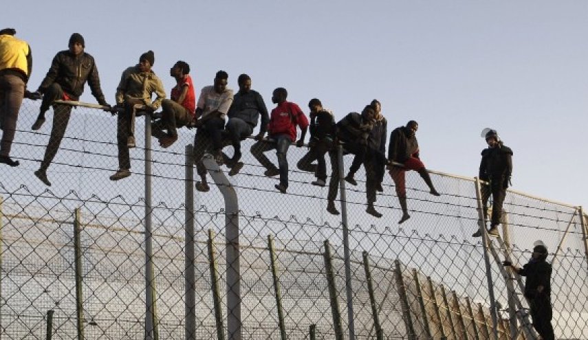 116 مهاجرا يقتحمون الحدود المغربية الاسبانية في جيب سبتة